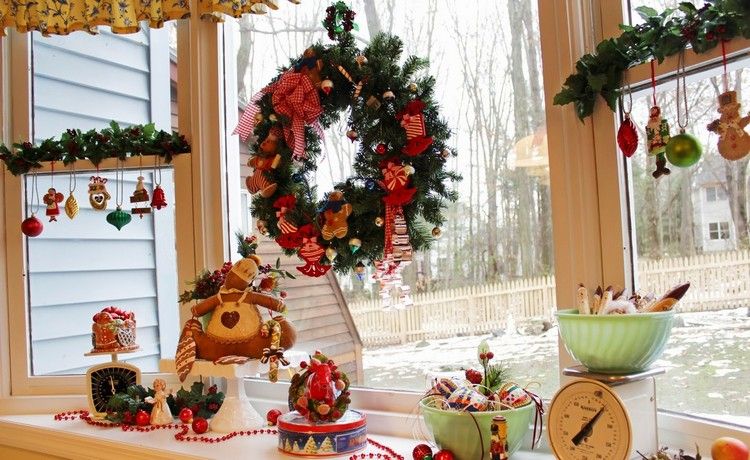 décoration fenêtre Noël couronne-décorative-peluches-assorties