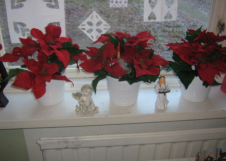 décoration-fenêtre-Noël-fleurs-rouges-pots-blancs-ange-objets-bibliques
