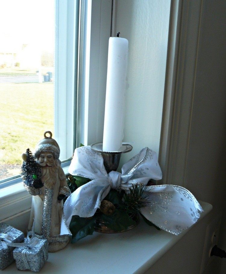 décoration-fenêtre-Noël-grosse-bougie-blanche-ruban-assorti