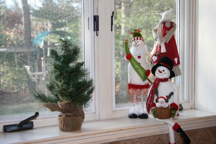 décoration-fenêtre-Noël-petit-sapin-bonshommes-neige