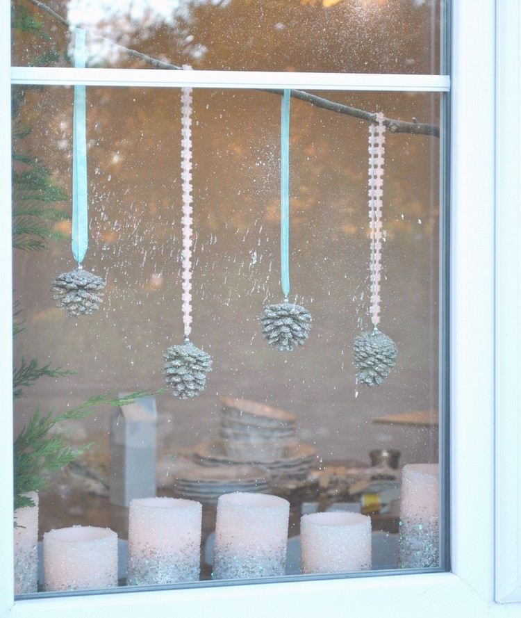 décoration-fenêtre-Noël-pommes-pin-argentées-suspension