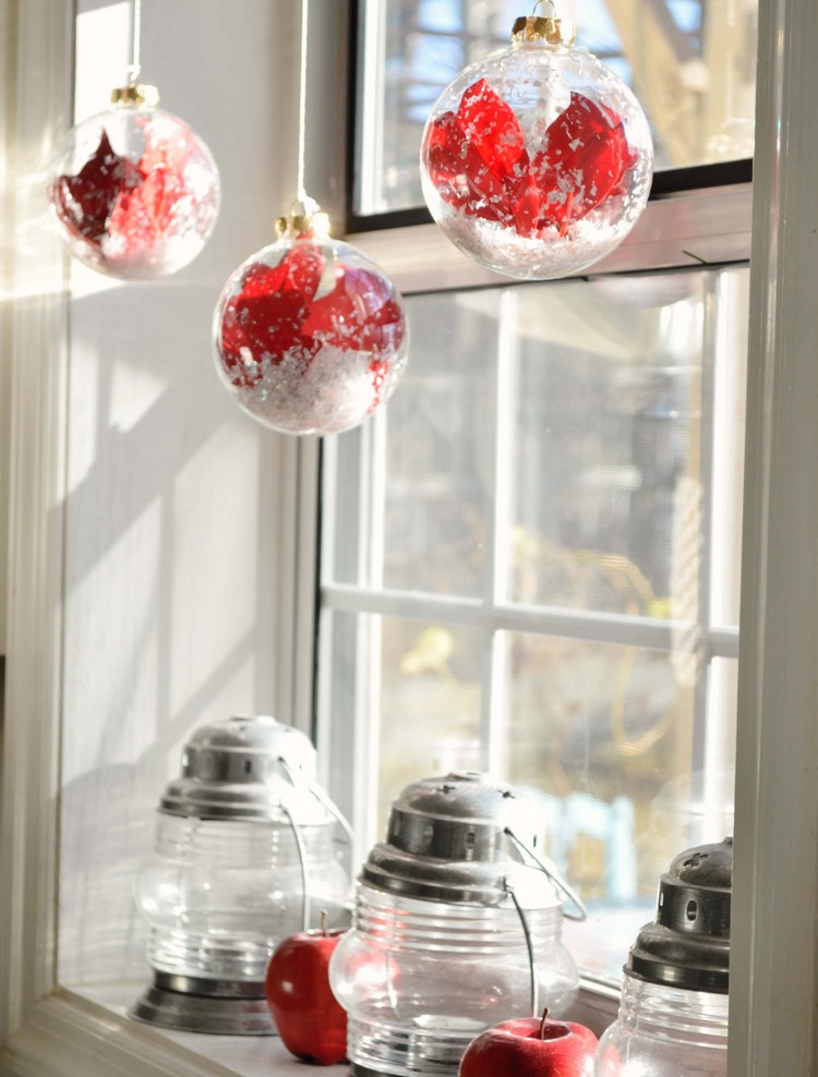 décoration-fenêtre-Noël-pommes-rouges-arificielles-boules-assorties