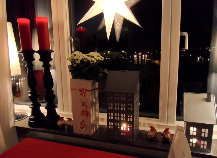 décoration-fenêtre-Noël-pot-fleurs-lanterne-chandelle