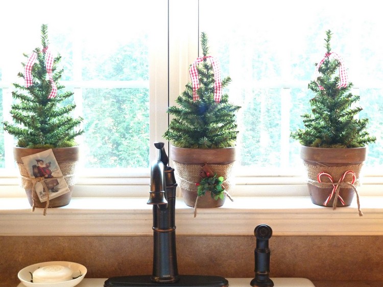 décoration-fenêtre-Noël-sapins-alignés-pots-argile-ruban