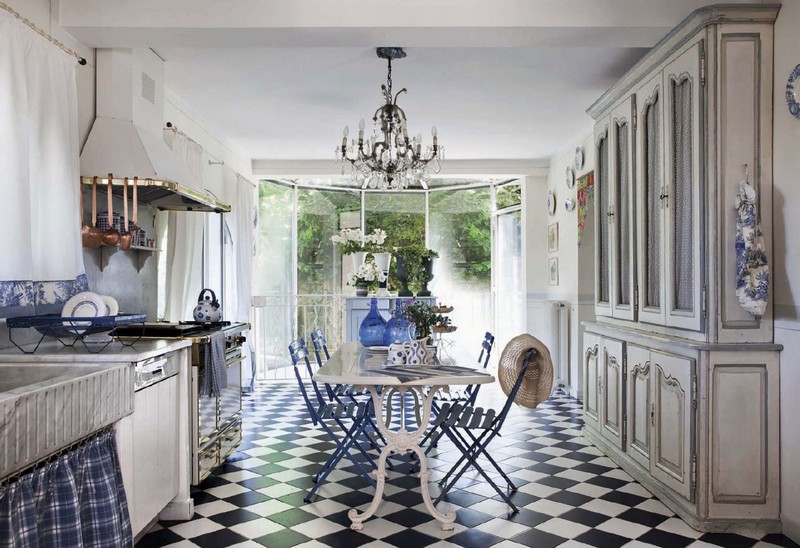 décoration maison de campagne -cuisine-carrelage-rétro-blanc-bleu-placards-anciens-bois