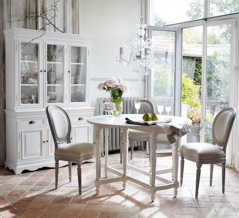 décoration maison de campagne -romantique-salle-manger-chaises-médaillon-table-bois-sculpté-buffet-vitré-blanc