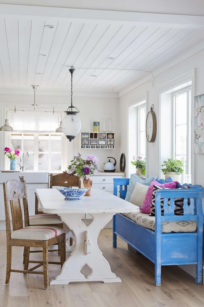 décoration maison de campagne -salle-manger-blanche-banc-bois-bleu-table-blanche-déco-florale