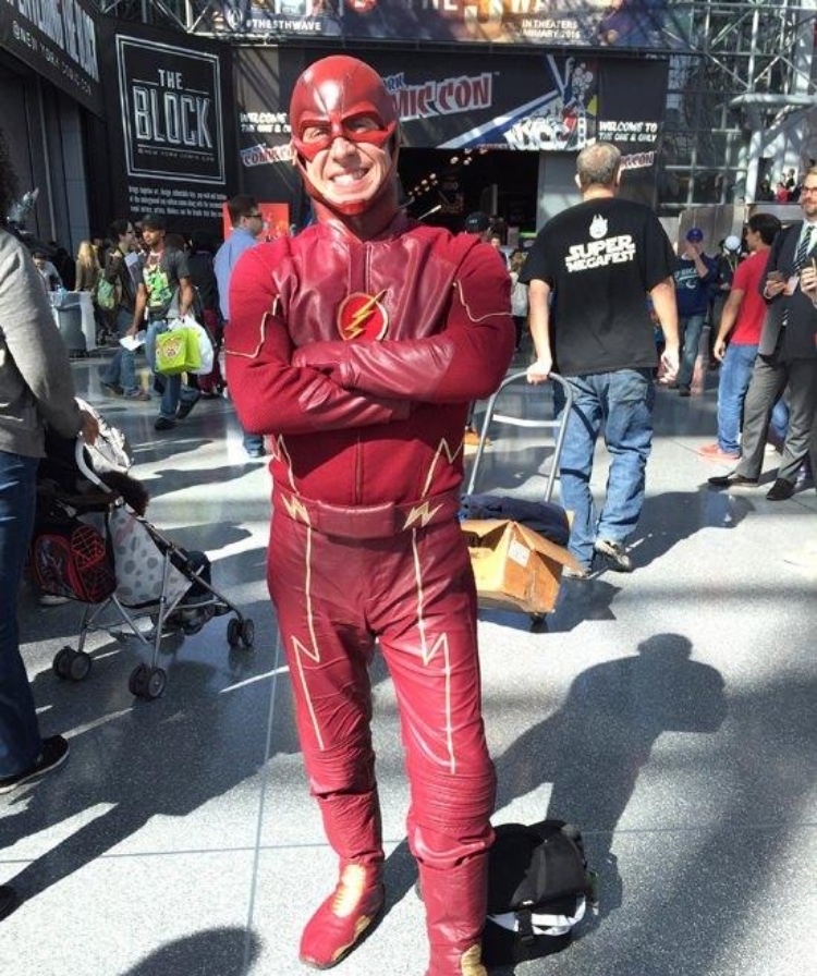 déguisement-super-héros-costume-rouge-masque-plastique-assorti