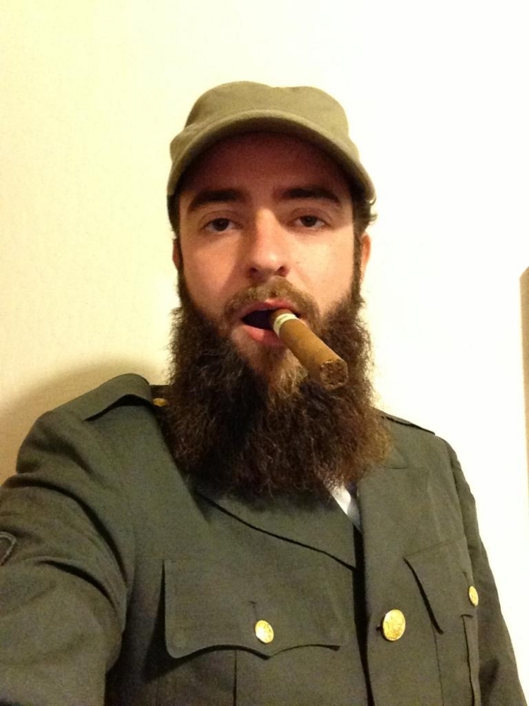 déguisement-super-héros-unoforme-militaire-casquette-assortie-barbe-artificielle-Fidel-Castro