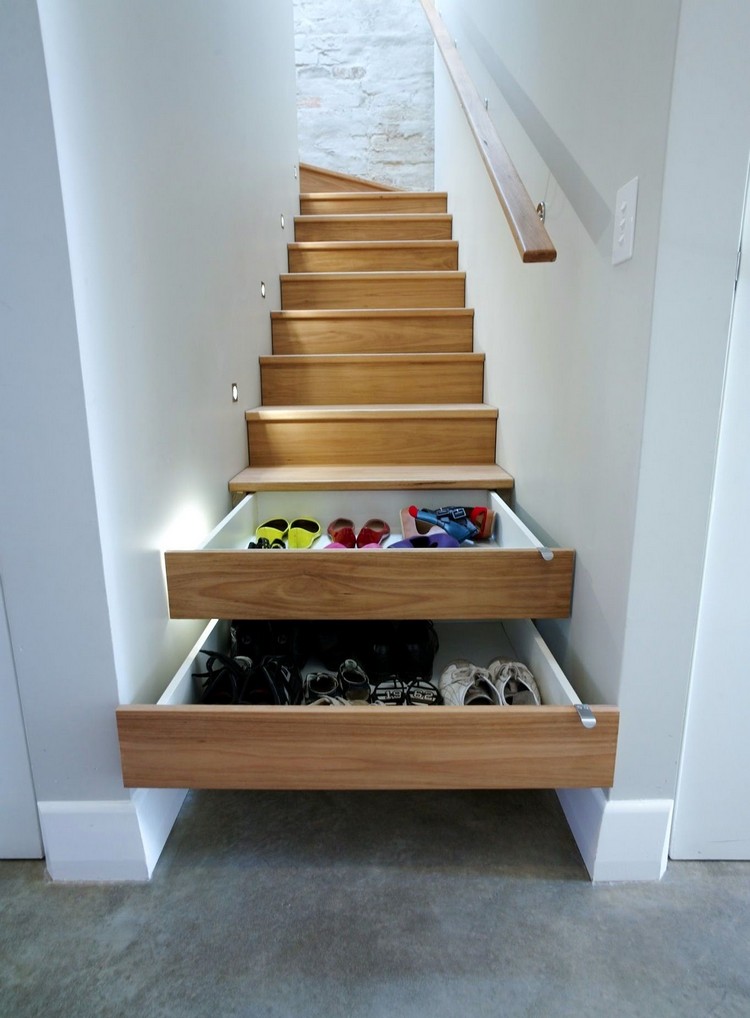 escalier-gain-place-bois-massif-tiroirs-intégrés-main-courante