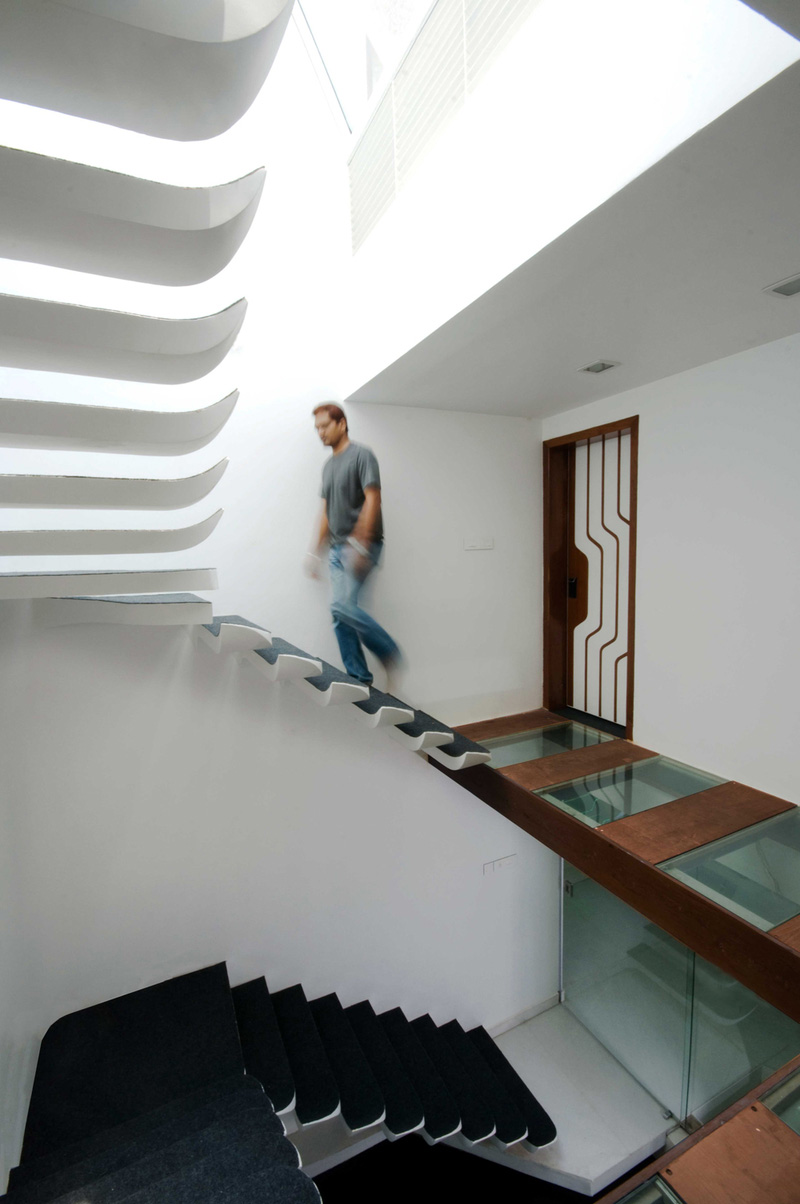 escalier-sans-rampe-main-courante-design-innovant-Sdeg