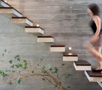 escalier-sans-rampe-main-courante-marches-flottantes-mur-béton