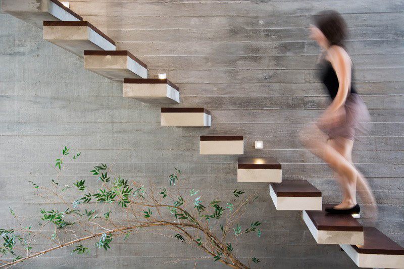 escalier-sans-rampe-main-courante-marches-flottantes-mur-béton