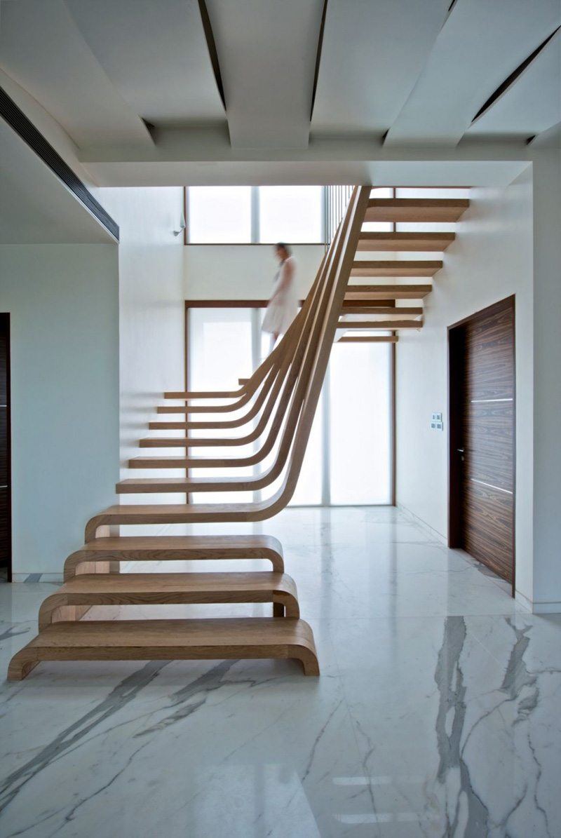 escalier-sans-rampe marches courbées bois massif Arquitectura Movimiento