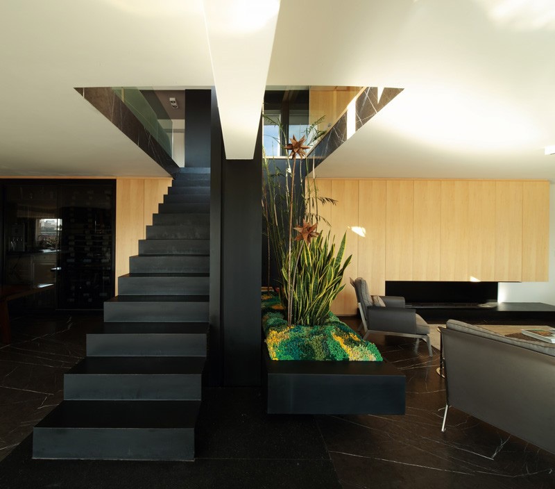 escalier sans rampe marches métalliques noires Remy Arquitectos