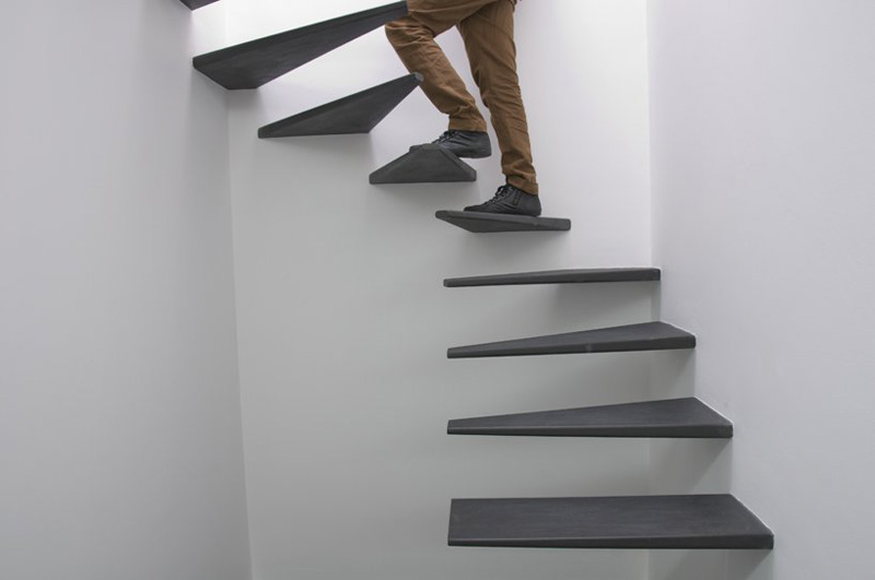 escalier sans rampe marches suspendues design Feedback Studio