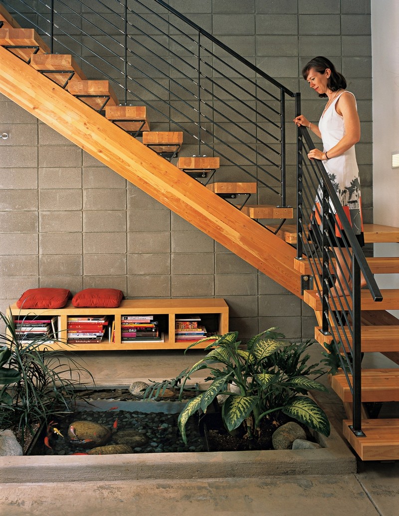 escaliers-bois-demi-tournant-marches-bois-balustrade-barres-horizontales-noires
