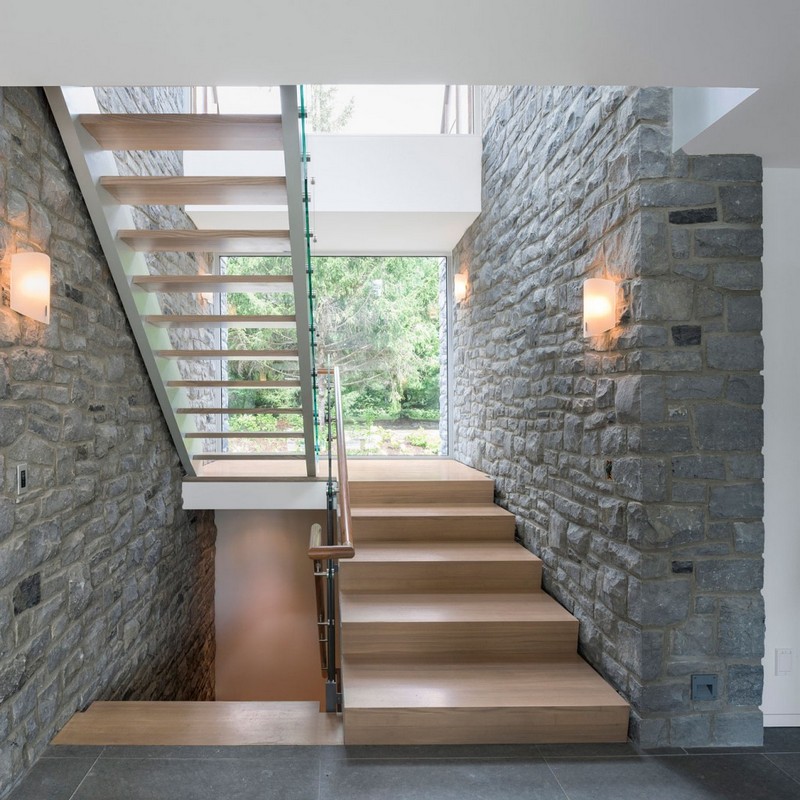 escaliers-bois-demi-tournant-marches-bois-clair-mur-pierre-naturelle-grise escaliers en bois