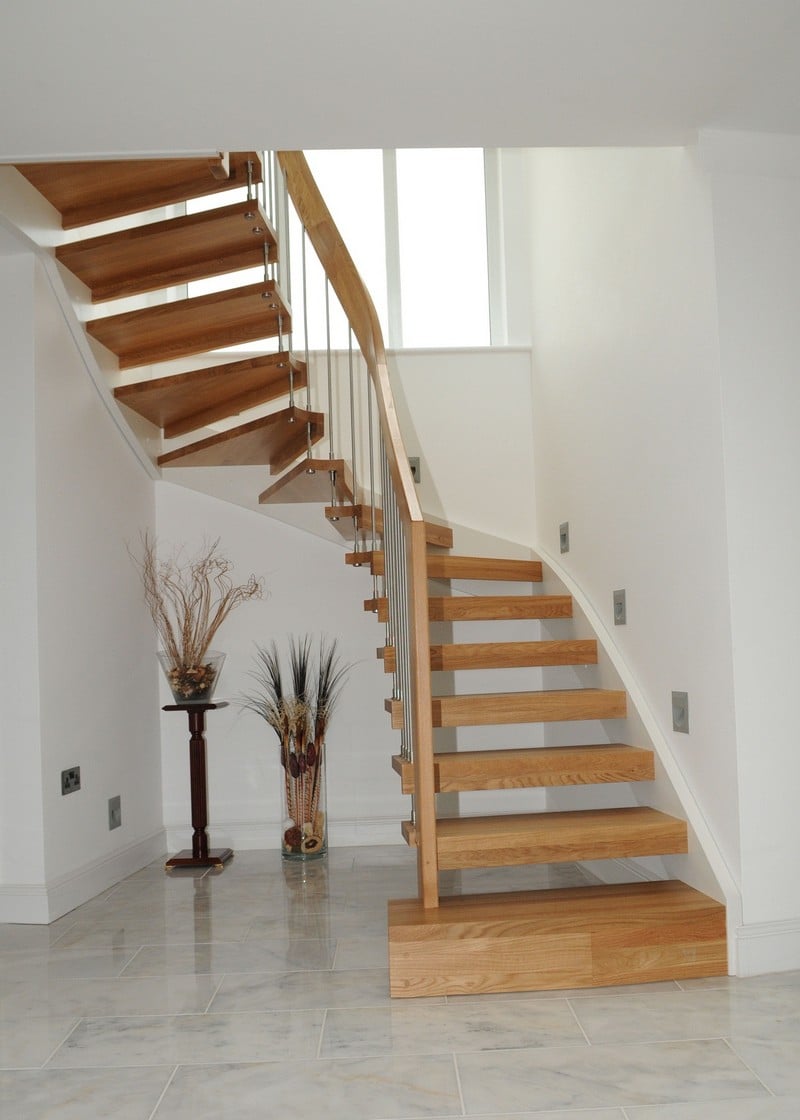 escaliers-bois-demi-tournant-sans-contremarche-balustrade-barres-verticales escaliers en bois