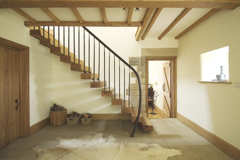escaliers-bois-droit-bois-balustrade-barres-verticales-style-rustique