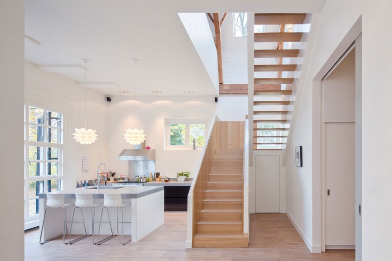 escaliers-bois-droit-bois-garde-corps-bois-clair-cuisine-blanche escaliers en bois