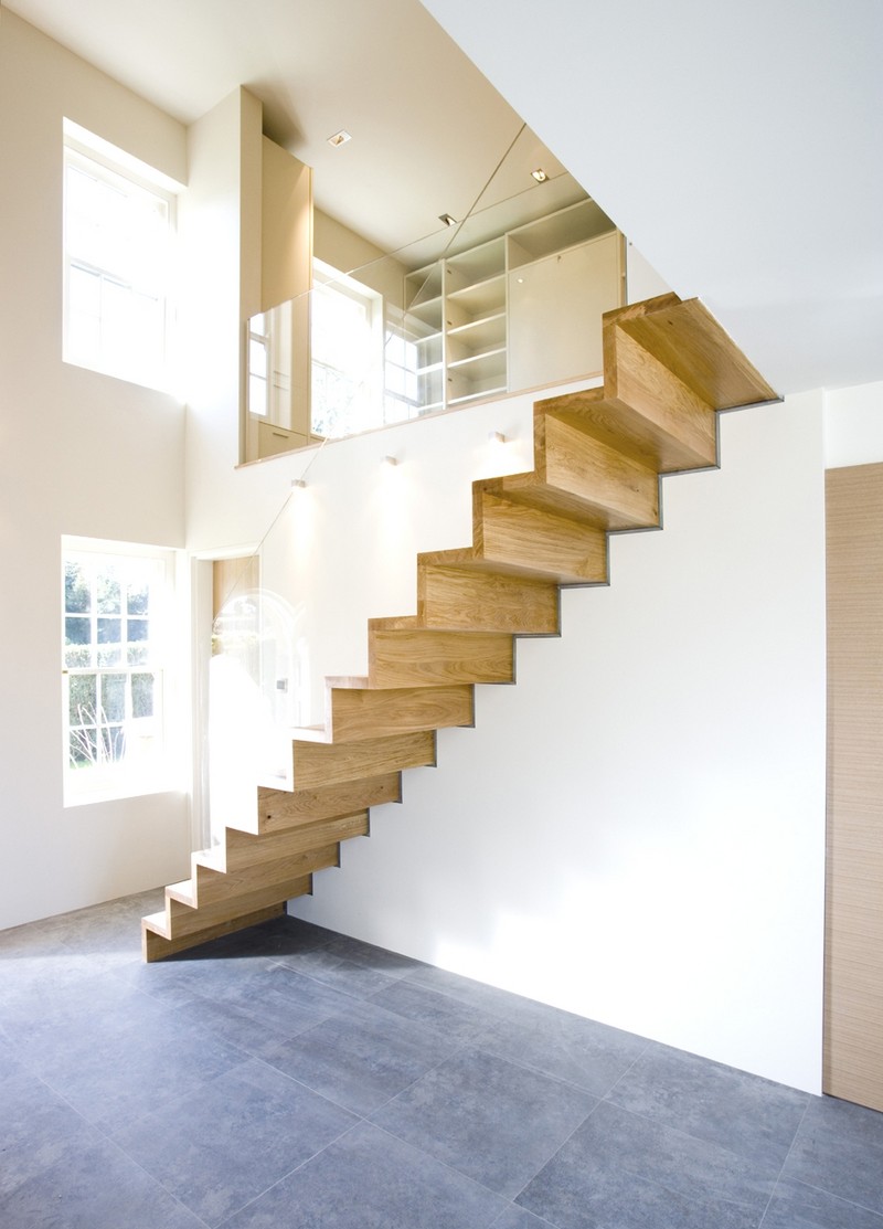 escaliers-bois-droit-bois-garde-corps-verre-transparent escaliers en bois