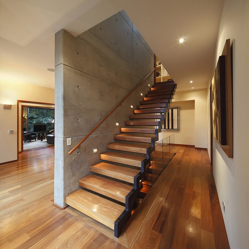 escaliers-bois-droit-marches-bois-main-courante-bois-mur-beton