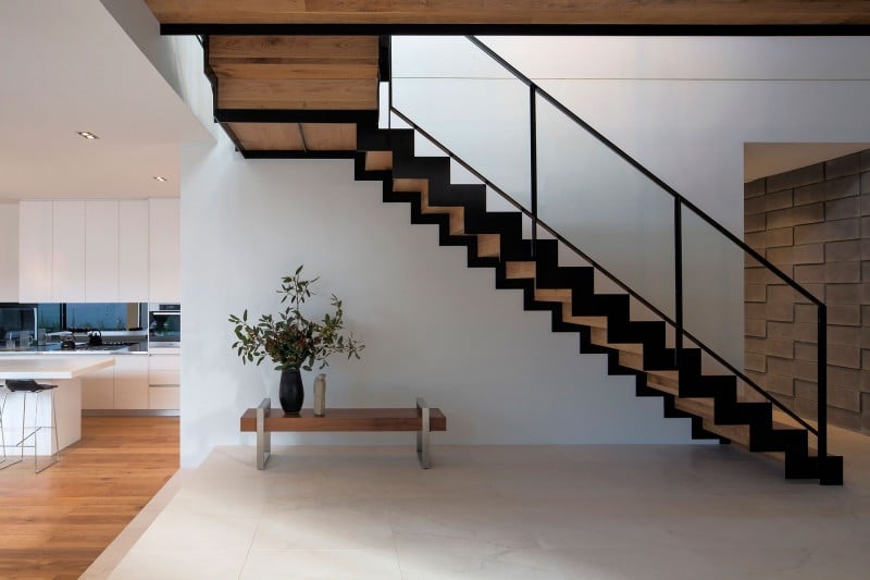 escaliers-bois-droit-minimaliste-accents-noirs-rampe-metal-verre