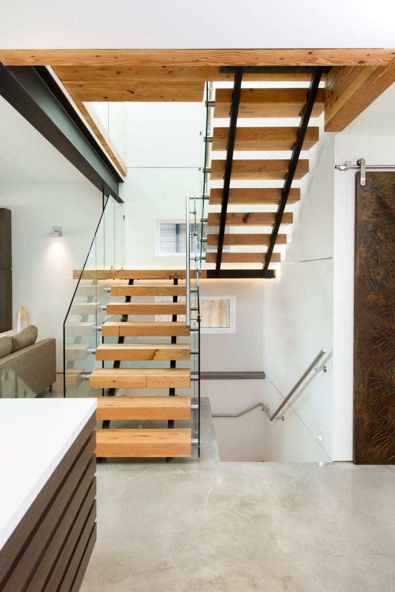 escaliers-bois-marches-bois-clair-garde-corps-verre-main-courante-acier escaliers en bois