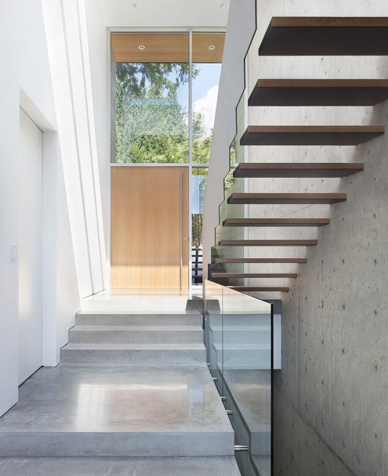 escaliers-bois-suspendu-marches-bois-garde-corps-verre-mur-beton