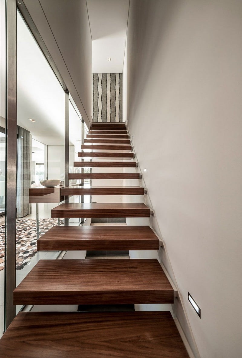 escaliers-bois-suspendu-marches-bois-sans-contremarche-paroi-verre escaliers en bois