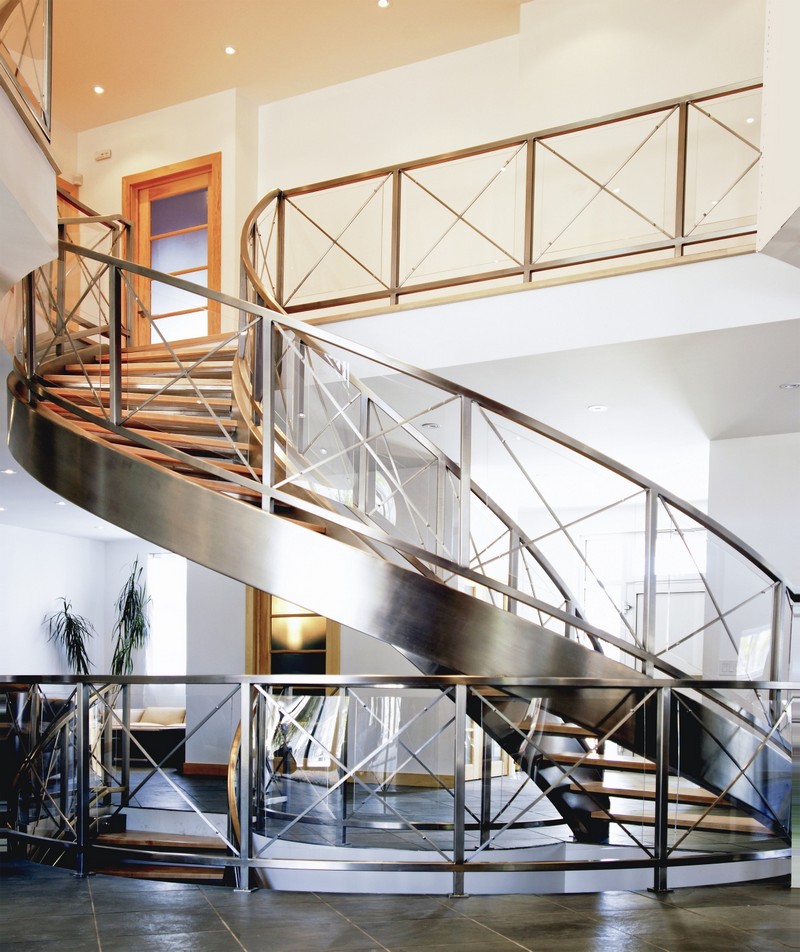 escaliers-bois-tournant-marches-bois-clair-garde-corps-metal-verre