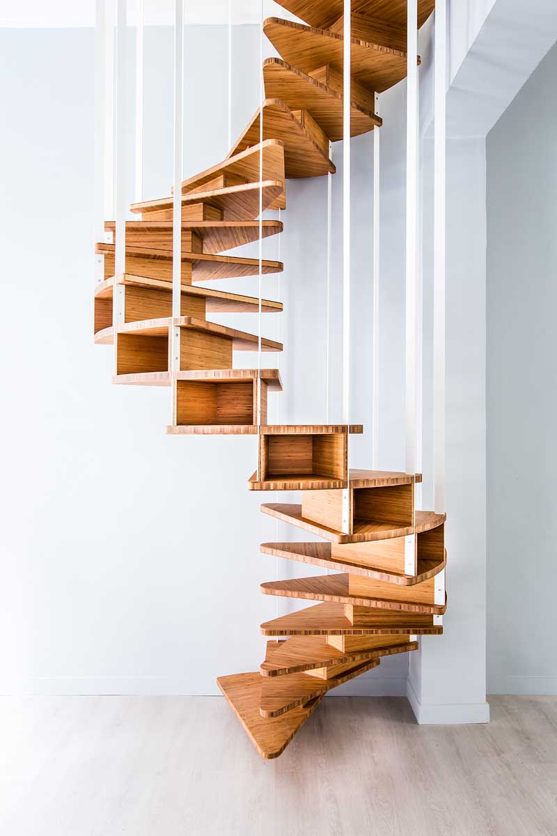 escaliers-bois-tournant-marches-bois-design-triangulaire-barres-blanches escaliers en bois