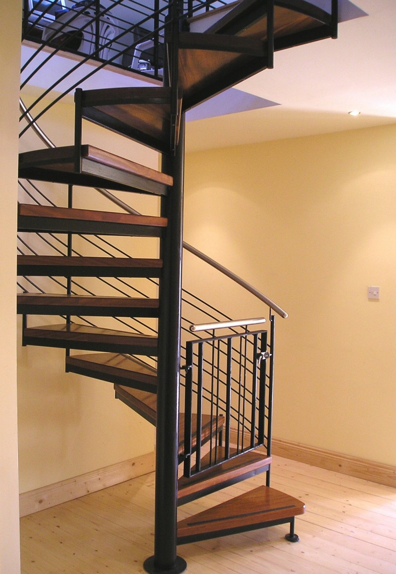 escaliers-bois-tournant-marches-triangulaires-metal-bois escaliers en bois