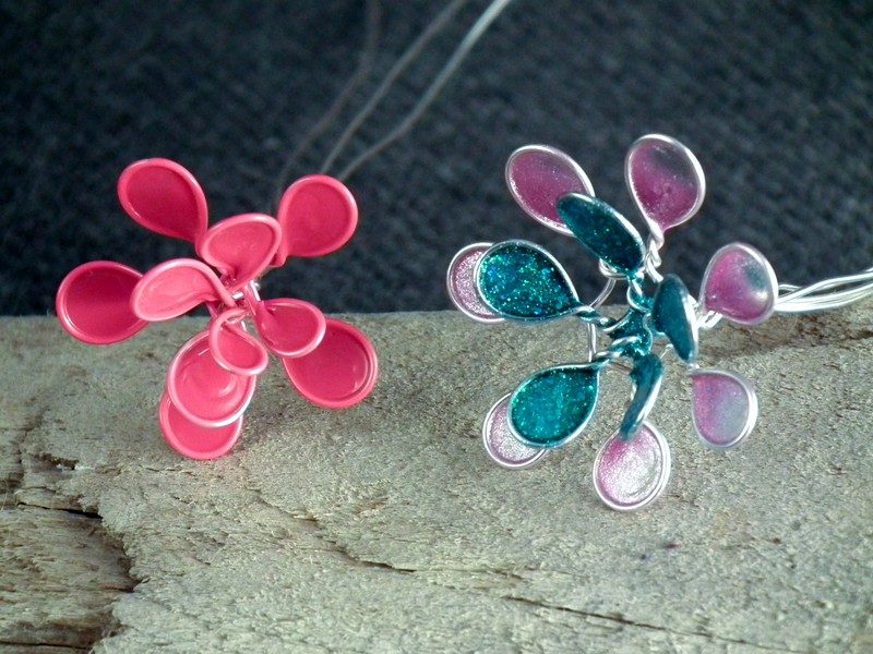 fabriquer-bijoux-fleurs-artisanales-rose-bleu-brillant-lila