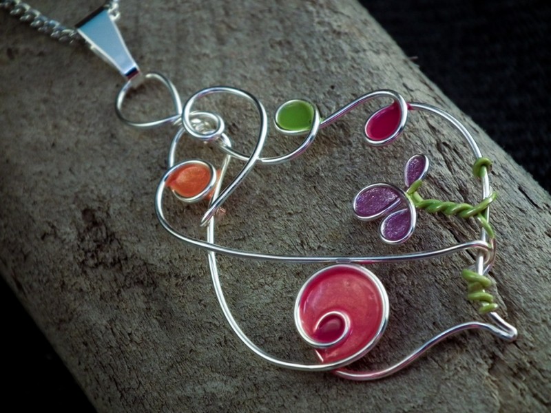 fabriquer-bijoux-pendantif-fil-aluminium-motifs-fleurs