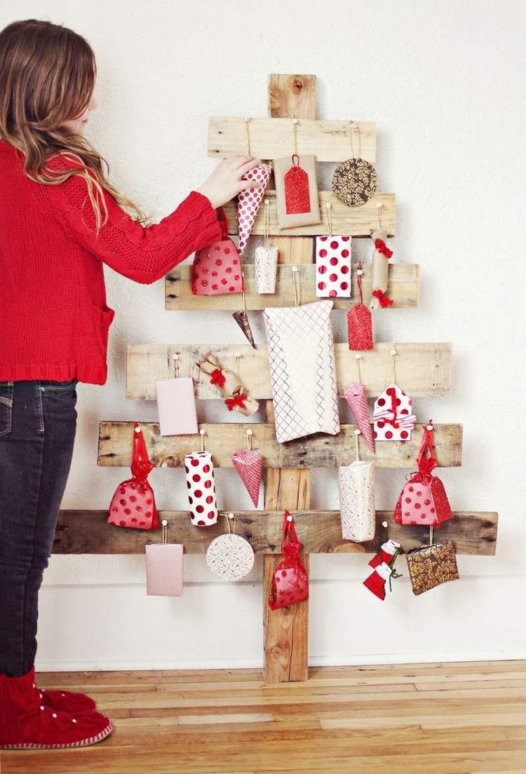 fabriquer-calendrier-avent-bois-lattes-bois-mini-cadeaux-pochettes-blanc-rouge calendrier de l’Avent en bois 