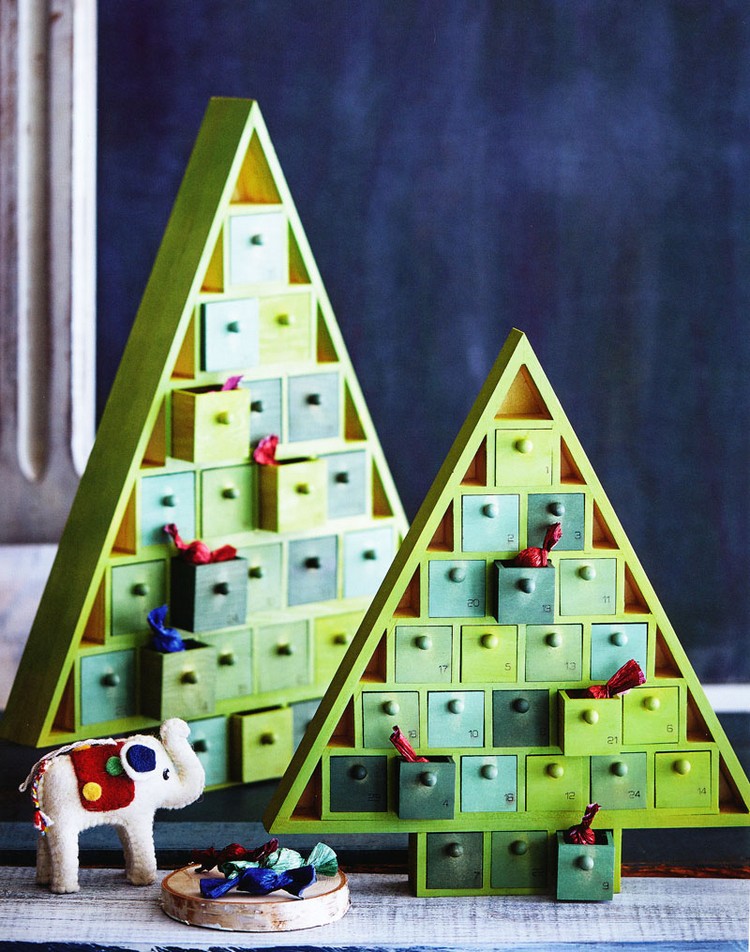 fabriquer-calendrier-avent-bois-peinture-verte-mini-tiroirs-cadeaux calendrier de l’Avent en bois