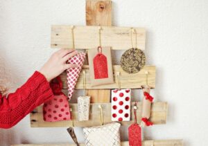 fabriquer-calendrier-avent-bois-pochettes-cadeaux-blanc-rouge
