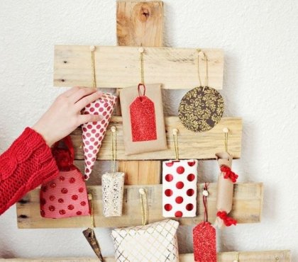 fabriquer-calendrier-avent-bois-pochettes-cadeaux-blanc-rouge