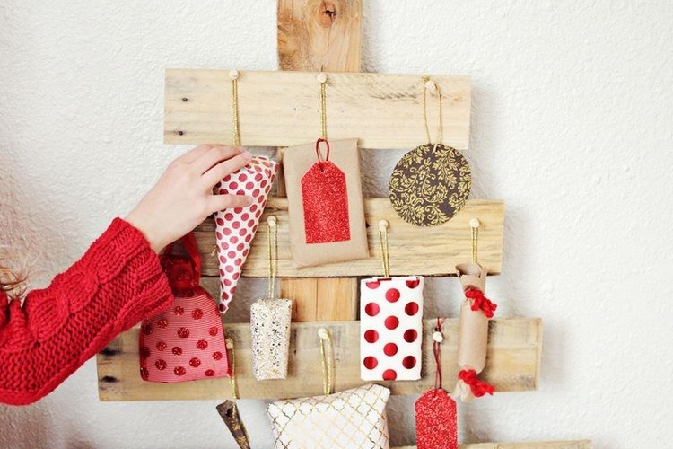 fabriquer-calendrier-avent-bois-pochettes-cadeaux-blanc-rouge