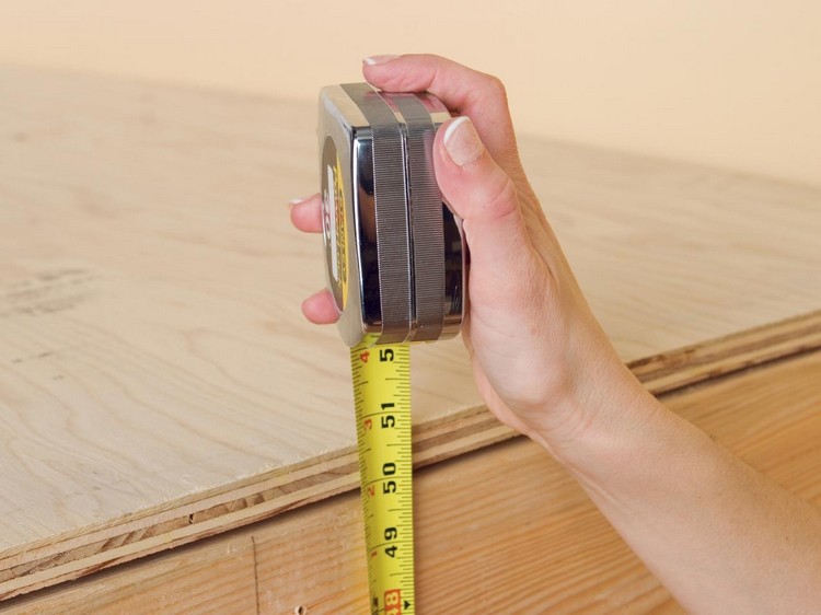fabriquer-escalier-bois-regle-charpentier-mesurer