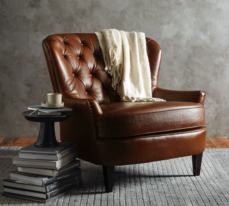 fauteuil-cuir-marron-chesterfield-mini-table-cafe