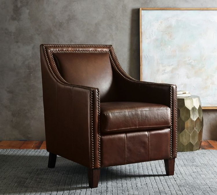 fauteuil-cuir-marron-rivets-metal-tapis-gris-table-facettee fauteuil cuir marron