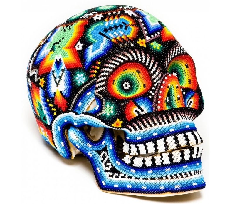 fête-morts-crâne-sucre-tissu-multicolore-motifs-méxicains