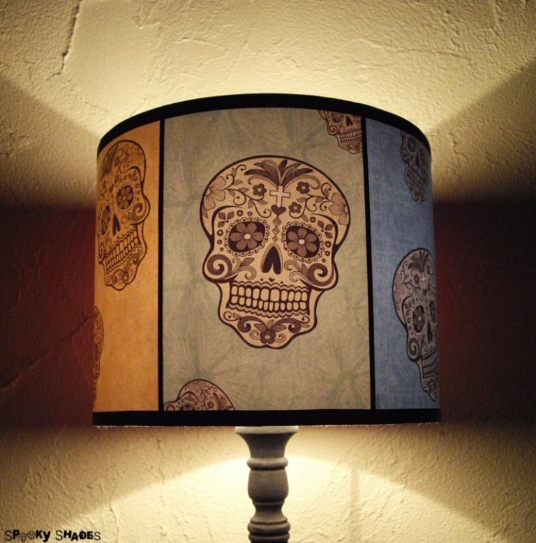 fête-morts-lampe-motifs-crânes-sucre-noir-blanc-marron