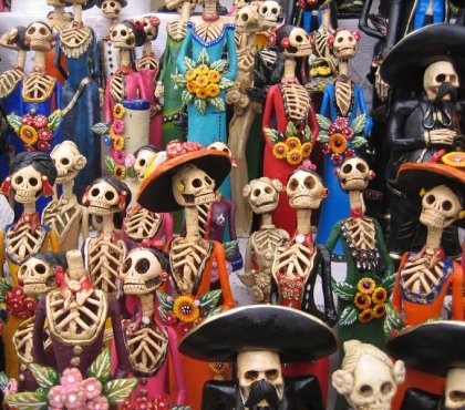 fête-morts-squelettes-Calavera-Catrina-déguisées-habits-traditionnels-mexicains