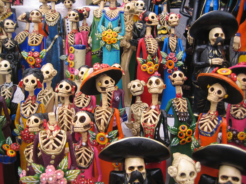 fête-morts-squelettes-Calavera-Catrina-déguisées-habits-traditionnels-mexicains