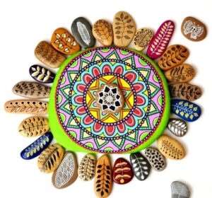 galets décoratifs forme-soleil-motifs-colorés-exotiques