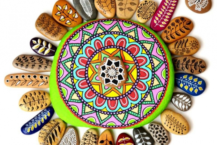 galets décoratifs forme-soleil-motifs-colorés-exotiques